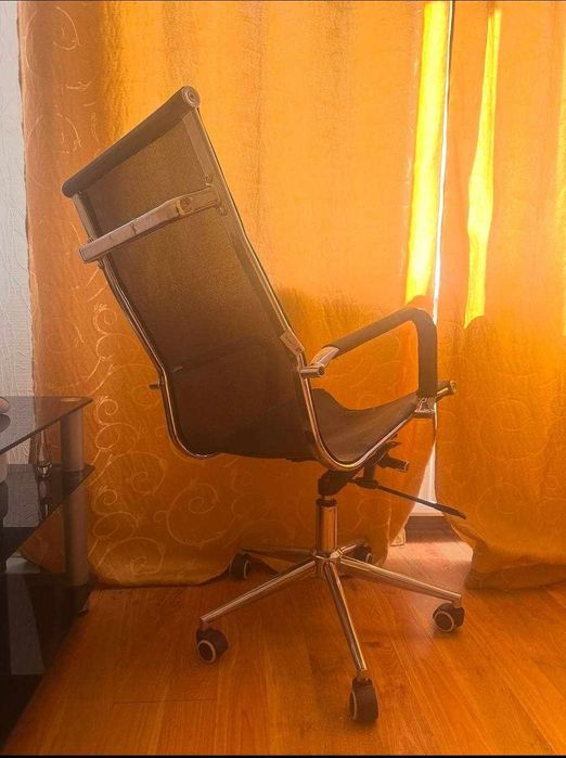 ОФИСНОЕ Кресло с ортопедический спинкой