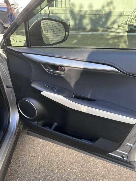 Легковой автомобиль Lexus NX 2021 року