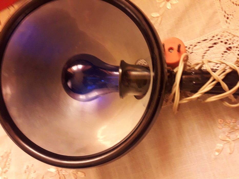 Синя лікувальна лампа та електричні грілки.