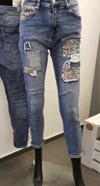 Spodnie jeans z motywem
