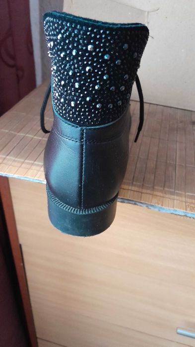 Ботинки, весна,колір чорний, дуже гарні,кожа,розмір 38