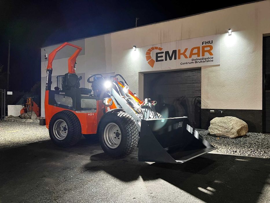 NOWA Mini ładowarka Kołowa RELLY- Układarka Do Kostki udźwig 1400 kg