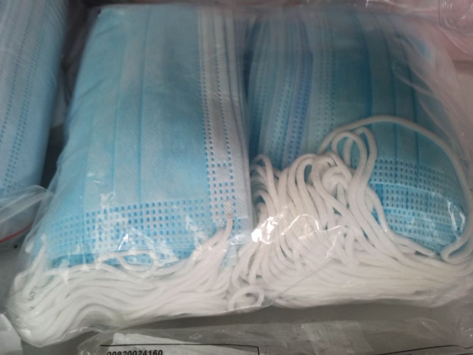 Маски захисні медичні: білі, голубі