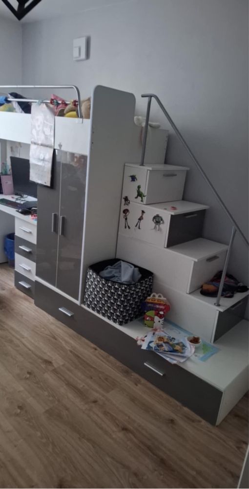 Łózko piętrowe z szufladą do spania z szafą i biurkiem