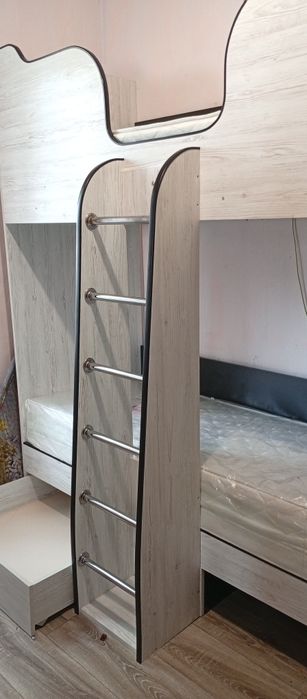 Продам двоярусне дитяче ліжко з письмовим столом. Можна окремо