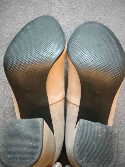 Buty na obcasie beżowe
