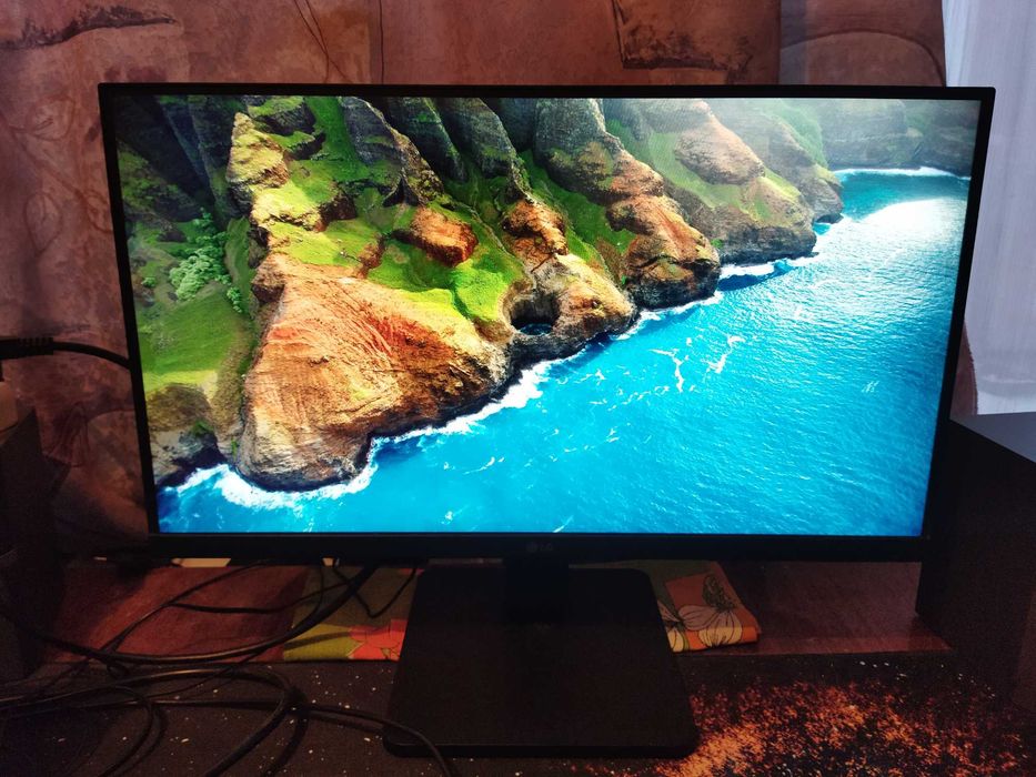 Монитор и компьютер в сборе