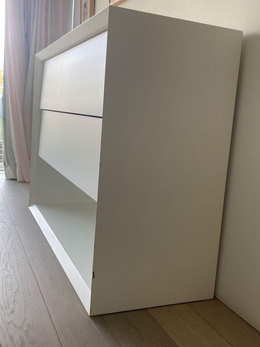 Cómoda branca em madeira para quarto ou sala