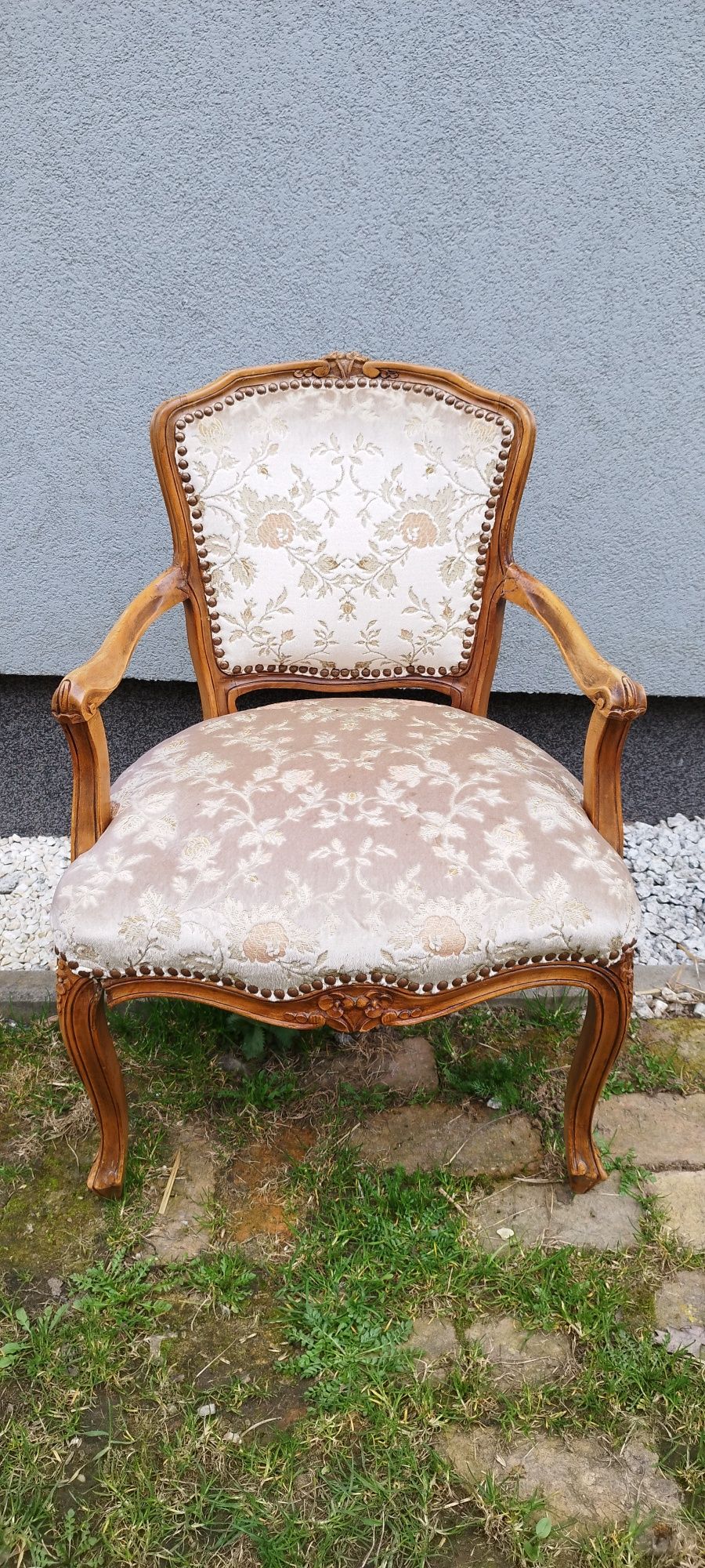Jasne krzesło/fotel w stylu ludwikowskim