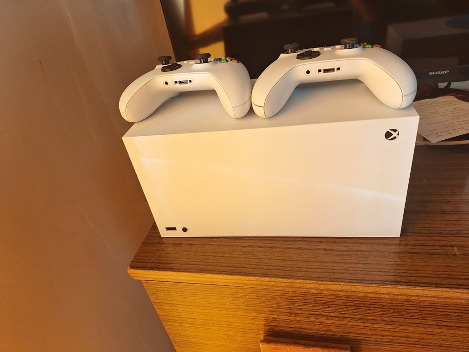 Sprzedam Xboxa series X bez napędu  wraz z dwoma padami i kablem HDMI.