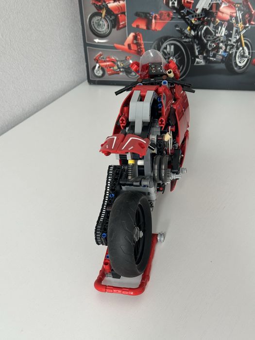 Конструктор LEGO TECHNIC 42107 Ducati Panigale V4 R