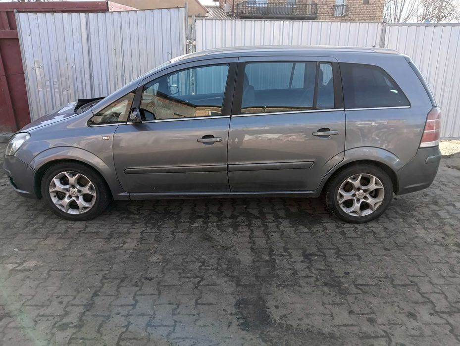 Opel Zafira B- Części - Drzwi / maska / błotnik / klapa / lampa / inne