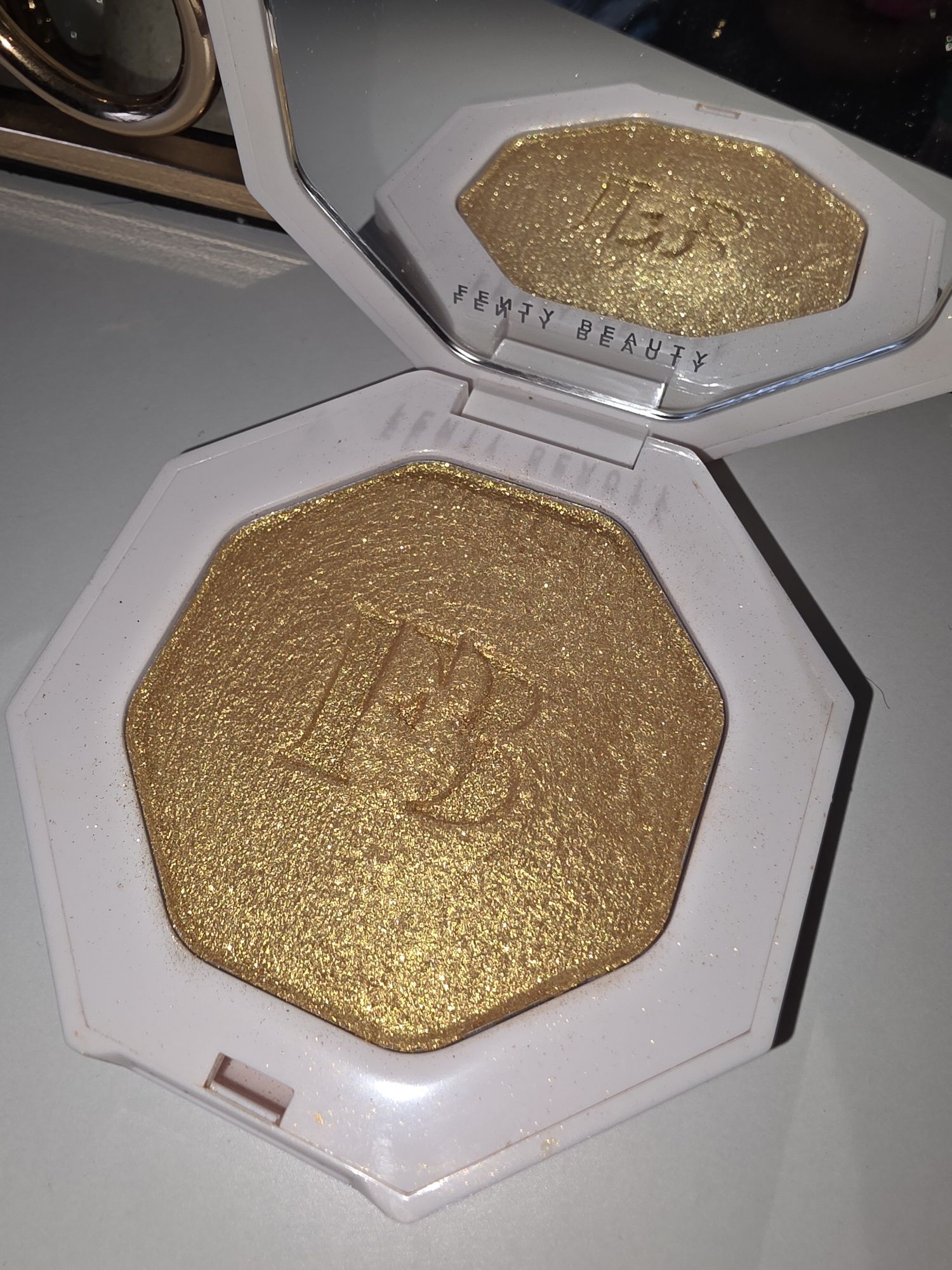 Roświetlacz Fenty Beauty złoty