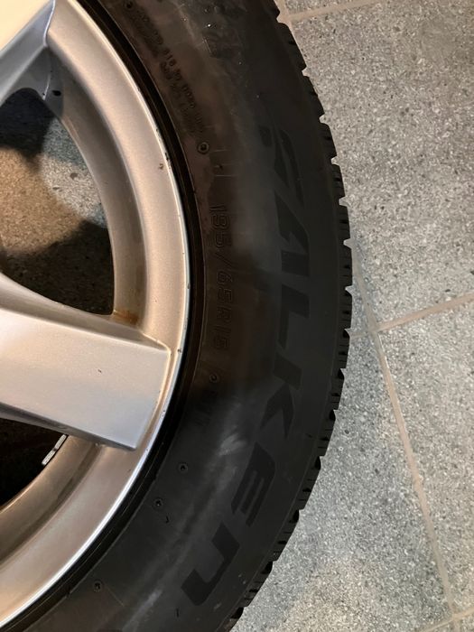 Opony zimowe Falken z felgami 195/65 r.15