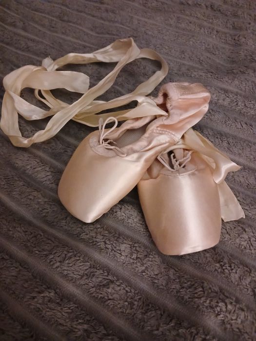 Продам пуанти (майже нові)