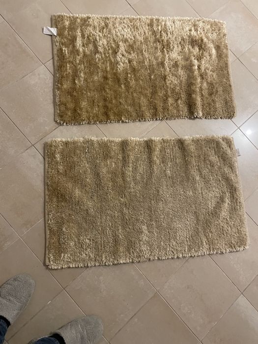 2tapetes em dourado de quarto