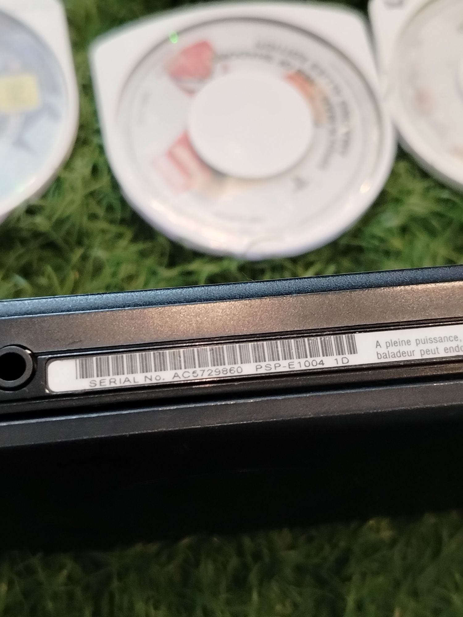 PSP E1004 com carregador original + 3 jogos