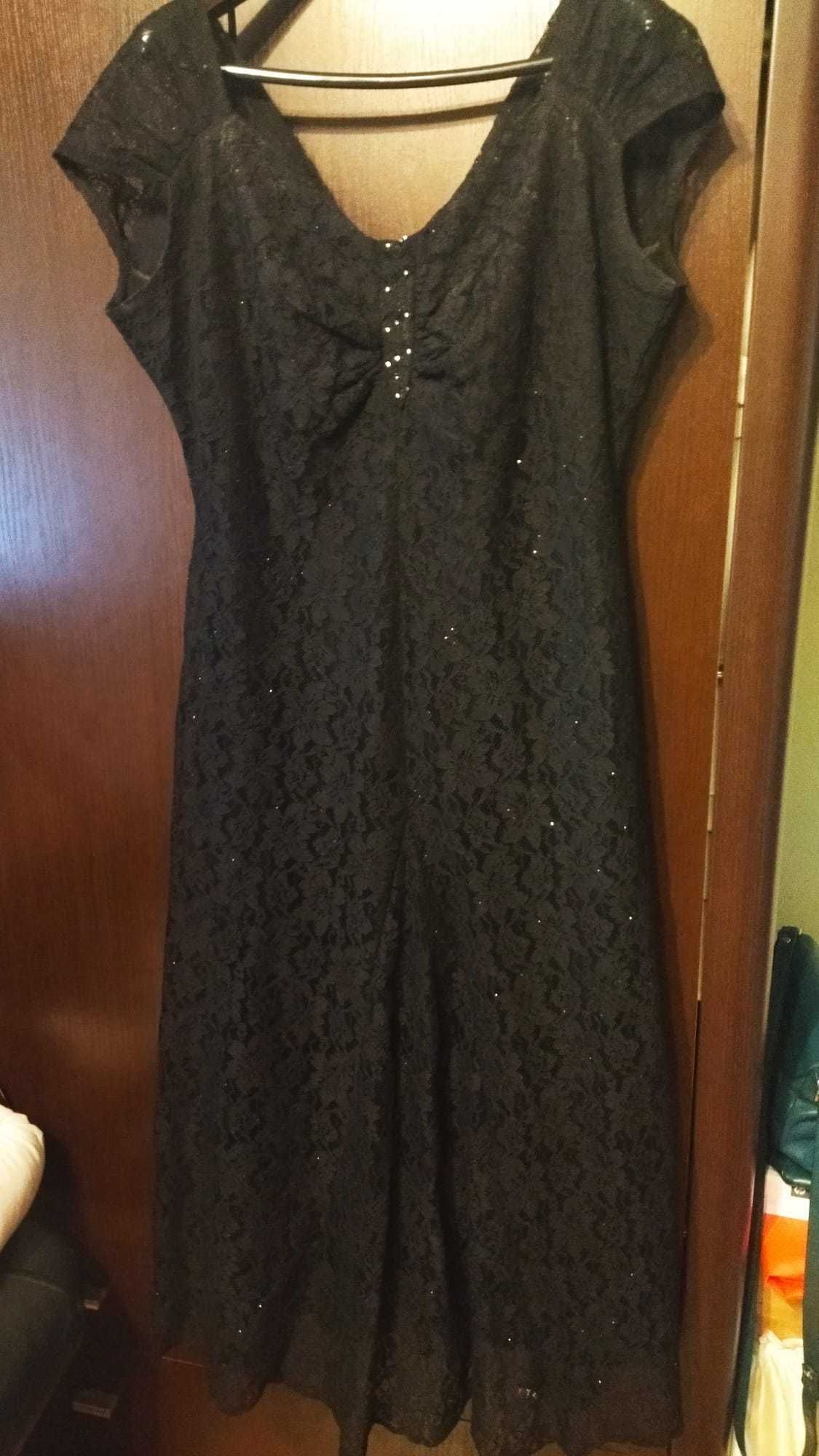 Sukienka z czarnej koronki maxi
