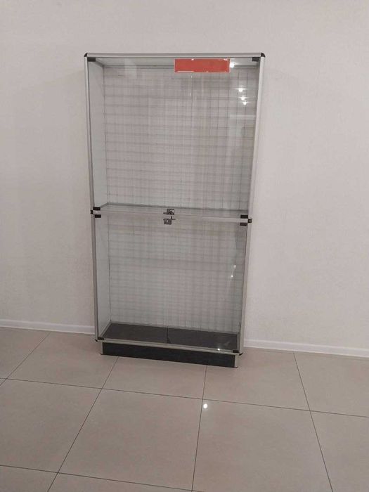 Б/у шафа скляна з сіткою в гарному стані витрина