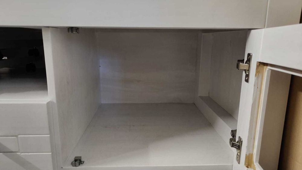 Biała drewniana szafka RTV niska solidna