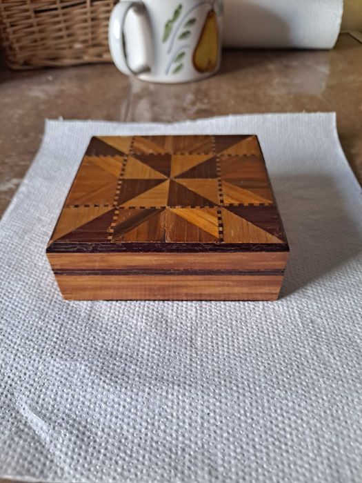 Stara drewniana kasetka, skrzyneczka pięknie rzeźbiona i zdobiona.