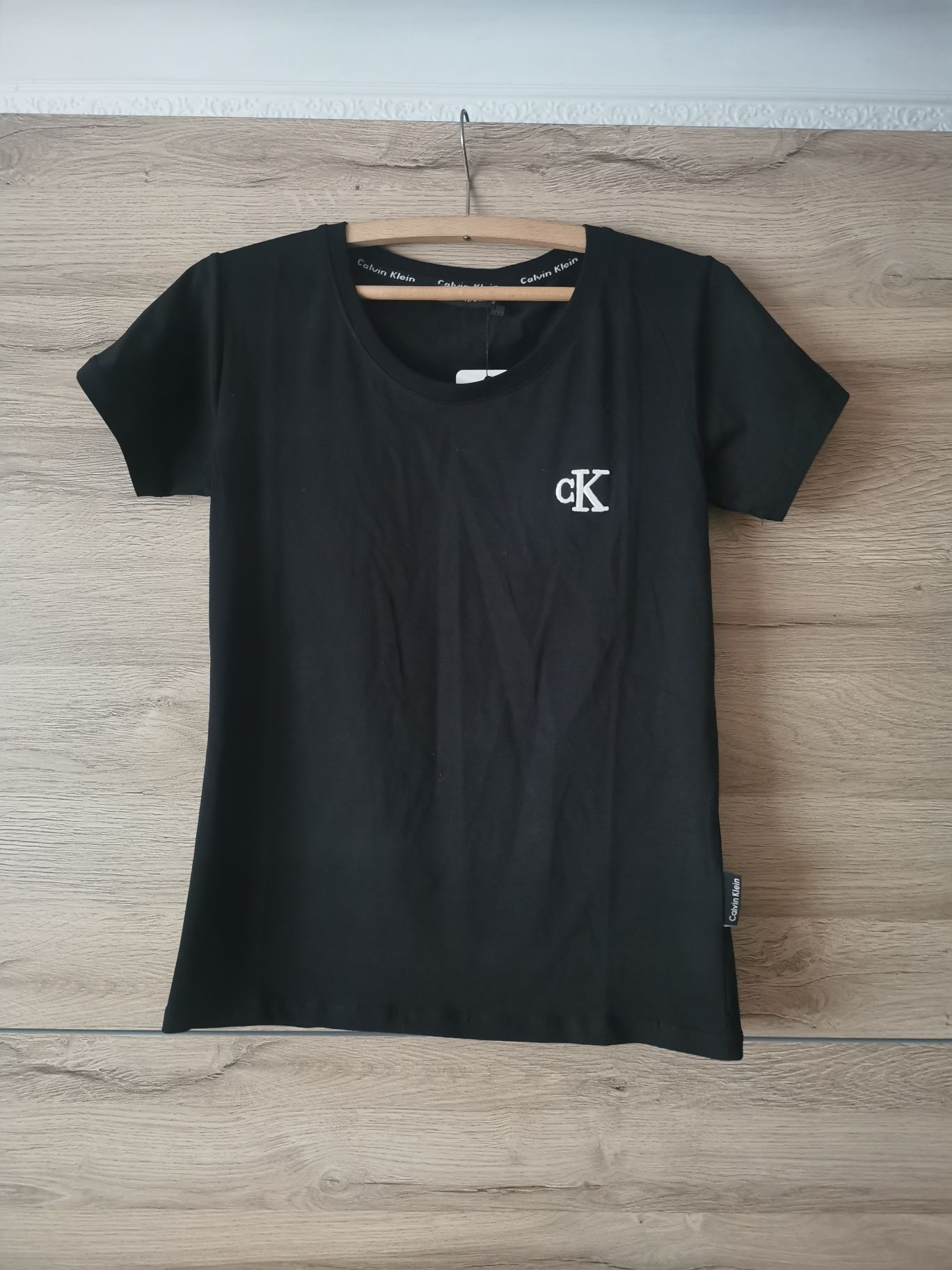 Nowa koszulka damska Calwin Klein w kolorze czarnym logo szyte i napis