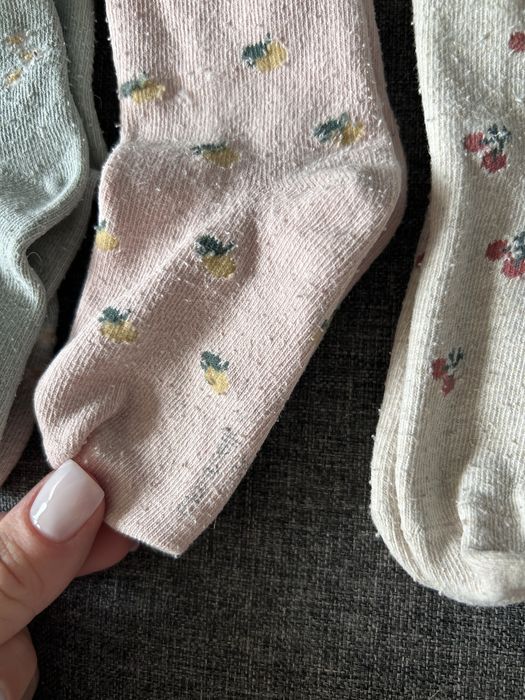 Dziewczęce skarpety firmy H&M