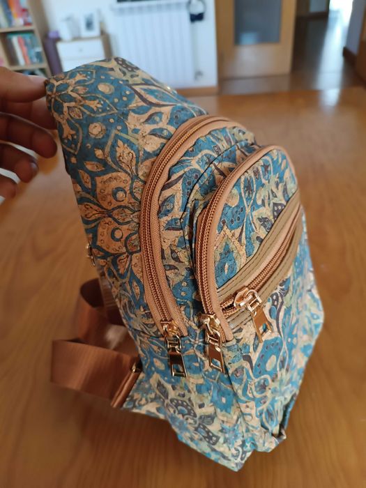 [NOVO] Mochila pequena de tiracolo em cortiça