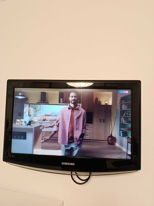 Televisão para parede de quarto ou sala .