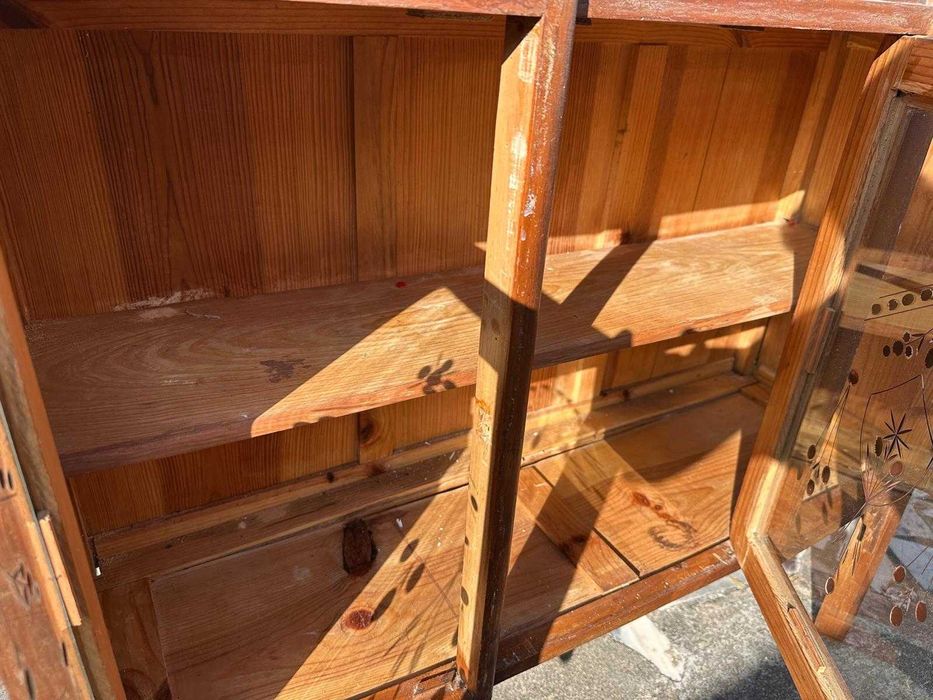 Móvel antigo com portas de vidro