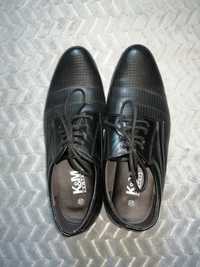 Eleganckie czarne buty chłopięce wiązane