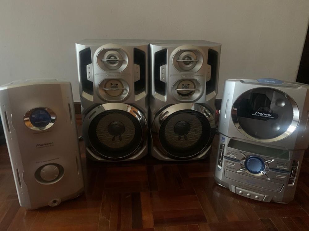 Aparelhagem Pioneer com colunas e amplificador