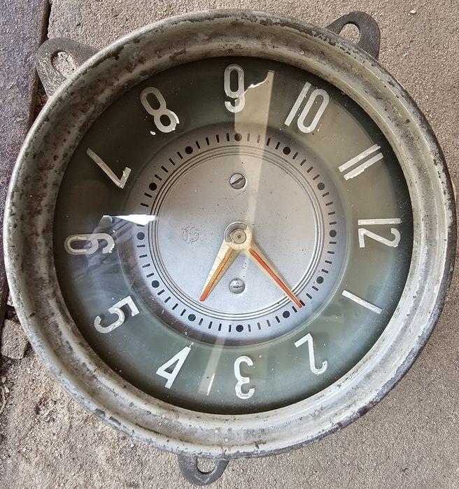 Zegar z PRL  montowane w autobusach