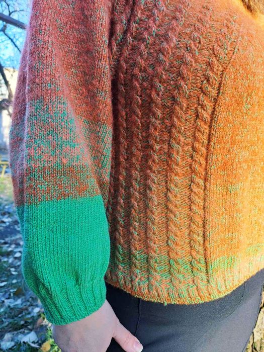 Жіночий в'язаний джемпер