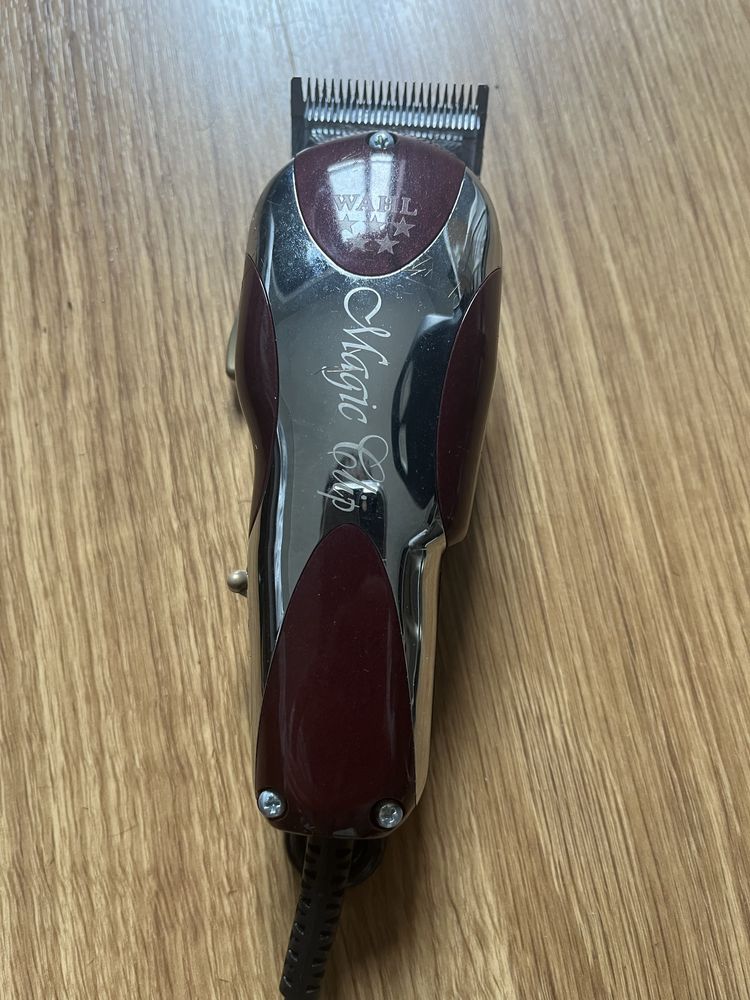 Maquina de cortar cabelo com pentes e 2 tesouras profissionais