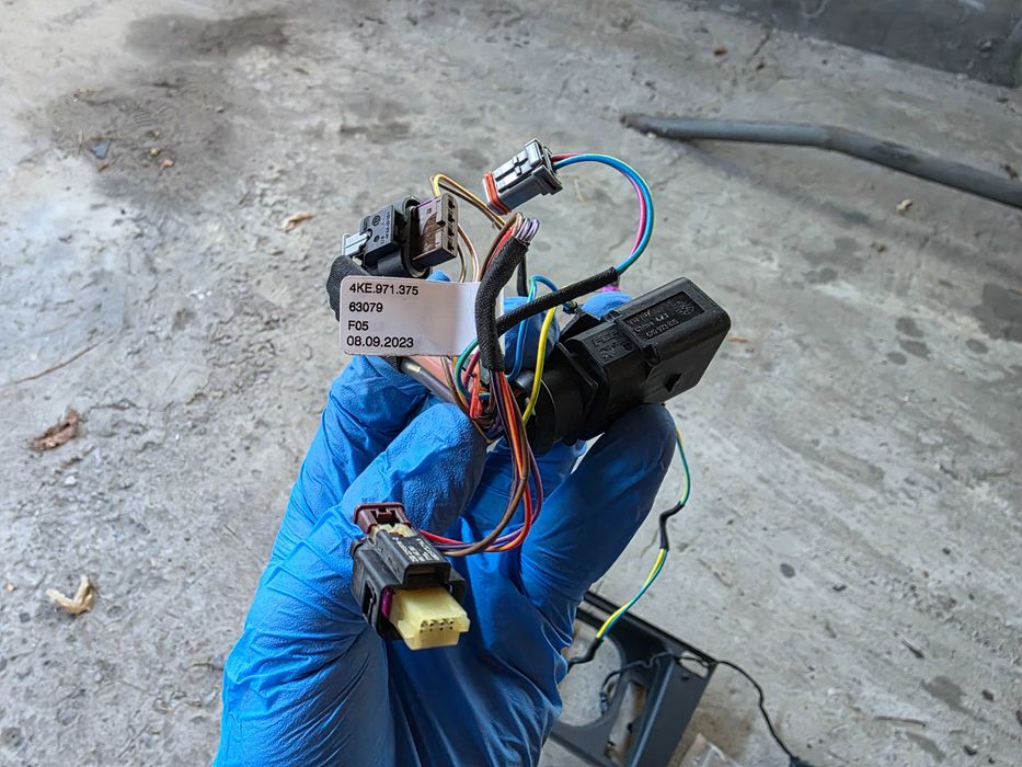 Корпус і деталі лючка зарядного порта Audi e-tron ліва сторона