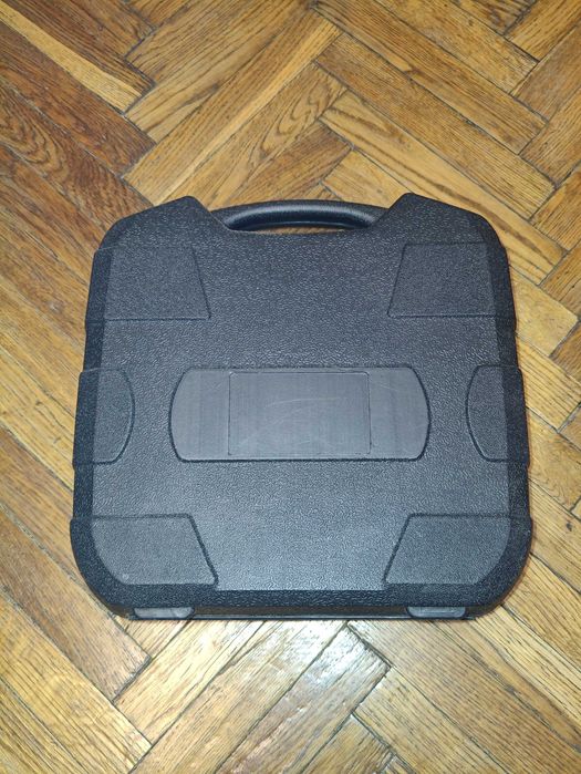 Шуруповерт  Powertec в кейсе с набором бит и свёрл