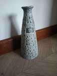 Wazon ceramiczny szary z metalowym ozdobnikiem