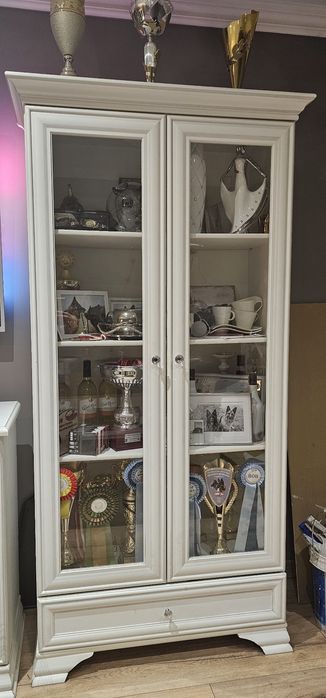 Zestaw  mebli pokojowych Rezerwacja