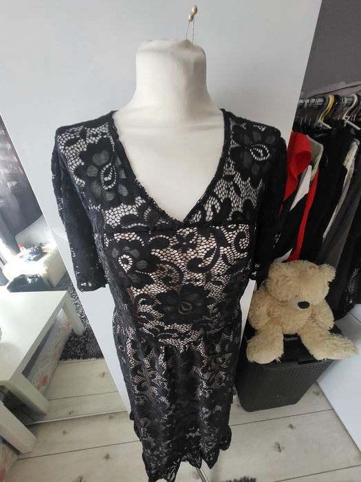 Czarna koronkowa sukienka midii na beżowej podszewce 46