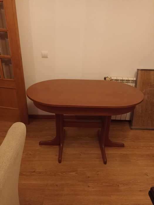 Mesa e cadeiras de cerejeira