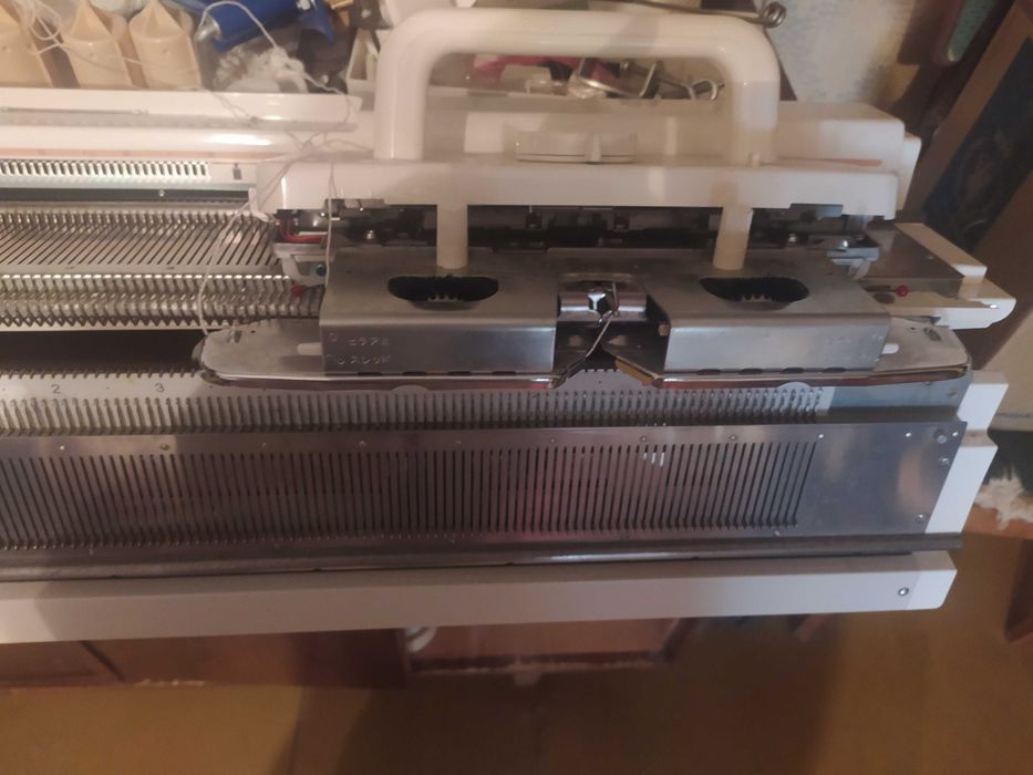 Электронная новая вязальная машина. Двухфонтурная Сильвер 840.