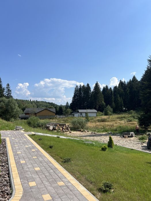 Косіння трави чиска ділянок. Зрізання дерев