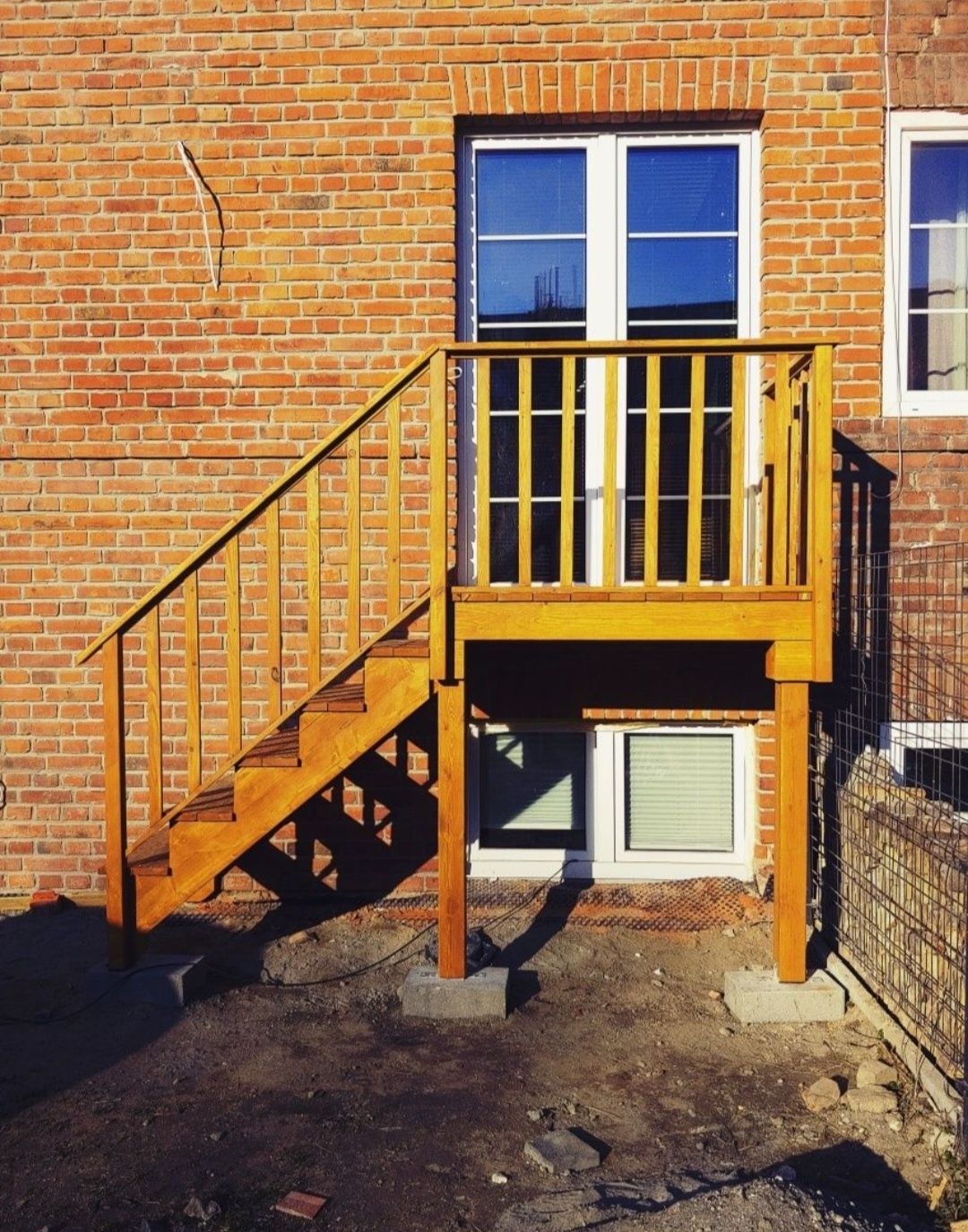 Drewniane schody z balustradą