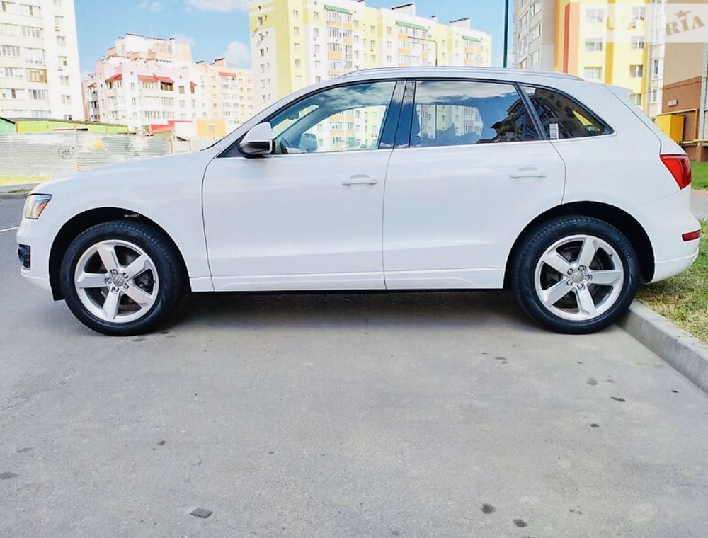 Продам машину AUDI Q5