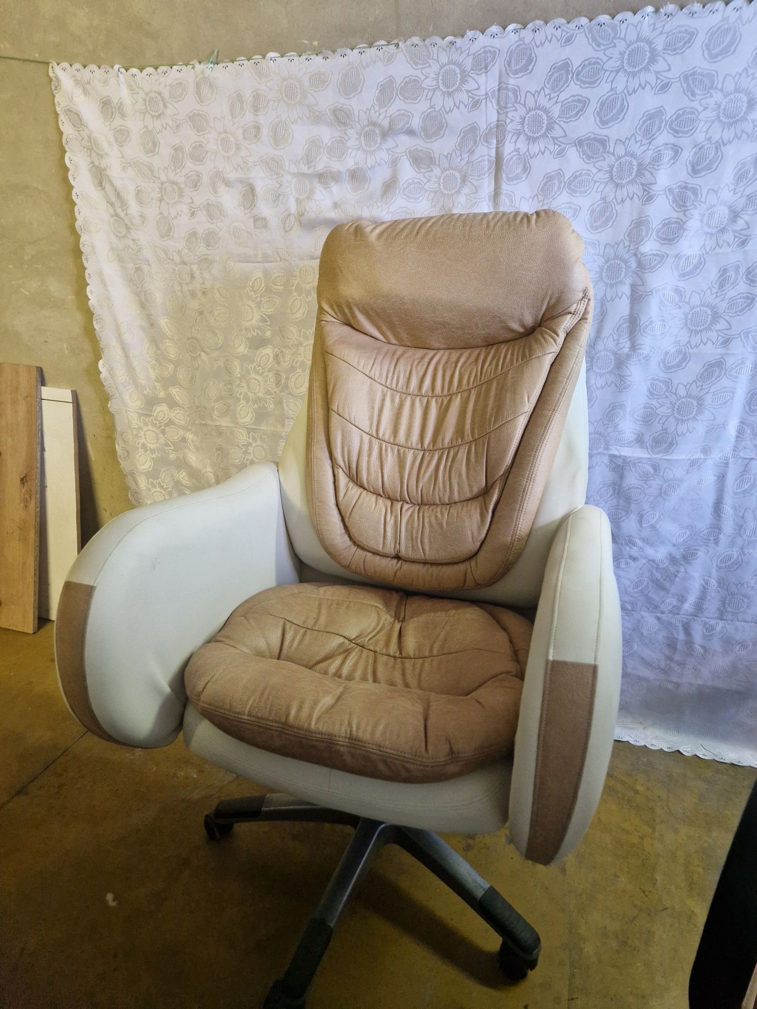 Директорское кожаное кресло с повышенное мягкостью