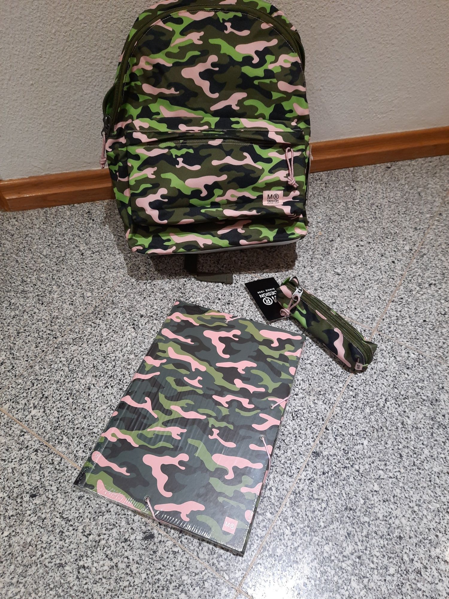 Mochila + estojo + capa A4 novos