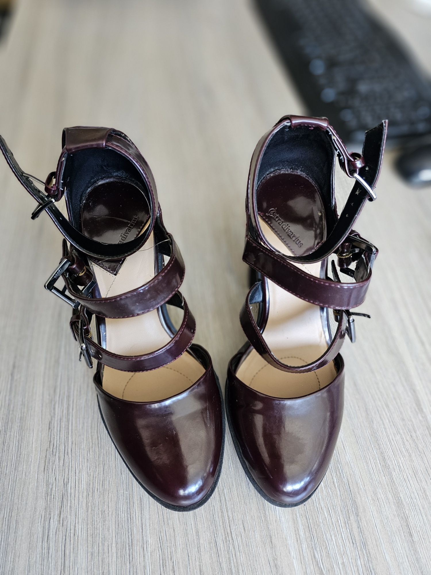 Buty na obcasie Stradivarius 38 burgund