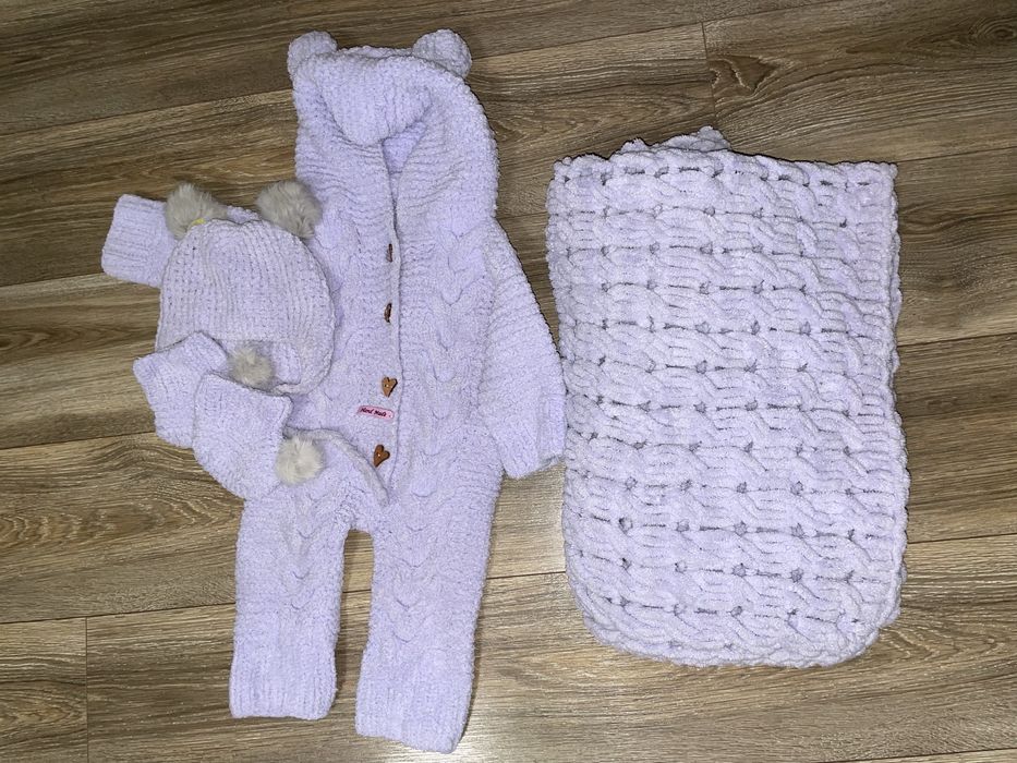 Дитячий в'язаний комбінезон із капюшоном.