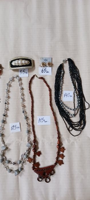 З натуральних камінців біжутерія